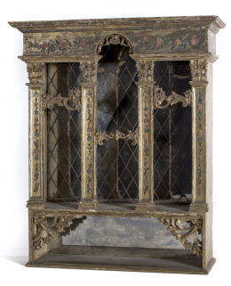 800.  Caja de órgano napolitana en madera policromada con flores y dorada.Italia, Nápoles, pp. S. XVIII.