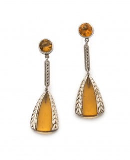 667.  Pendientes largos Art-Decó con vidrio pintado en plata y montura de platino.