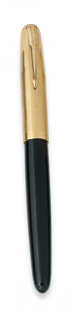 312.  Pluma PARKER años 60 modelo con  cuerpo en celuloide negro y capuchón chapado en oro de 14K.