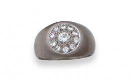 189.  Sortija  sello con centro de rosetón de brillantes que suman 1,10 ct aprox en montura de platino.