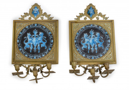 612.  Pareja de apliques de bronce dorado de tres brazos de luz, con placas de loza esmaltada con marca incisa de Montereau LM & G.Trabajo francés, h. 1900.