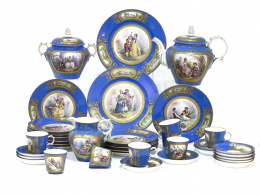 431.  Juego de té Napoleón III en el estilo de Sévres de porcelana esmaltada en azul, dorado a fuego y pintado con diferentes escenas.París, segunda mitad del S. XIX.