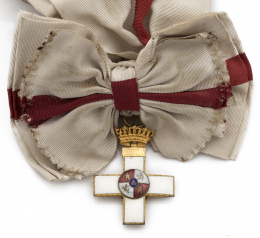 754.  Banda y venera de la orden del mérito militar con distintivo blanco de 4ª clase o gran cruz..