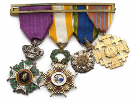 761.  Cuatro medallas unidas en pasador , en plata ,plata dorada y esmalte.