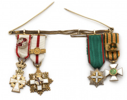 758.  Lote de cuatro Insignias en plata dorada y esmalte en un pasador de unión, y una independiente.