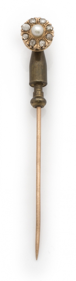 601.  Alfiler s. XIX con rosetón de diamantes y perla central.