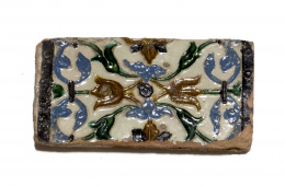 1036.  Azulejo de cerámica esmaltada con la técnica de arista en melado, verde y azulTriana, S. XVI.