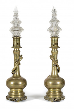800.  Pareja de lámparas de pié de estilo oriental de bronce dorado con una salamandra aplicada en relieve, ff. del S. XIX