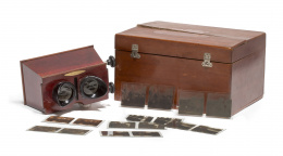 1124.  Visor estereoscópo, con colección de 49 placas (posiblemente inéditas) de vidrio esteroscopicas de  Alfonso XIII Visitando Barcelona.Destaca la vista al Real Polo Club de Barcelona en 1922.Barcelona, S.Costa,  h.1922..