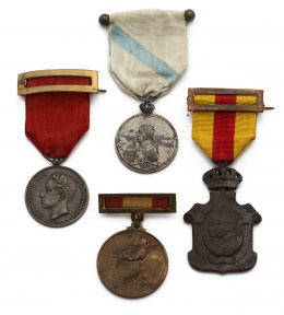 751.  Lote de cuatro medallas españolas de pps s XX en metal.