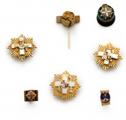 745.  Lote formado por 7 piezas:pines y alfileres pertenecientes a diferentes órdenes militares.