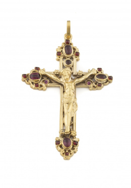15.  Crucifijo en plata dorada con granates, en brazos calados con decoración floral.