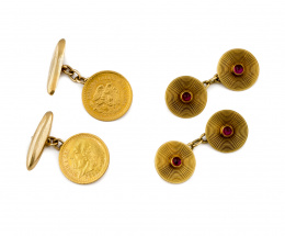 166.  Gemelos dobles años de pp. S.XX con discos de oro grabado con cabuchón de zafiro central, unidos por sistema de cadena
