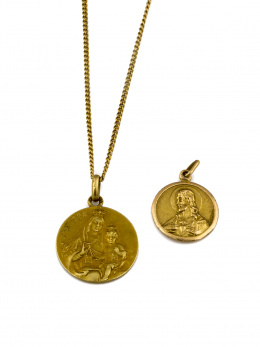 738.  Dos medallas colgantes, de Virgen del Carmen con Niño y con Sagrado Corazón en anverso y reverso. Una de ellas con cadena.