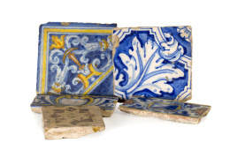 403.  Juego de cuatro azulejos de cerámica esmaltada en azul cobalto y ocre, Talavera, S. XVII y una olambrilla de arista, Triana?, S. XVI.