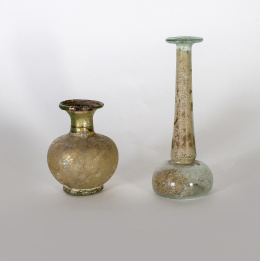1369.  Botella en vidrio romano con iridiscenciasS. II D.C..