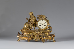 1300.  Reloj de sobremesa de bronce dorado con una dama sobre el plinto.Francia, mediados del S. XIX