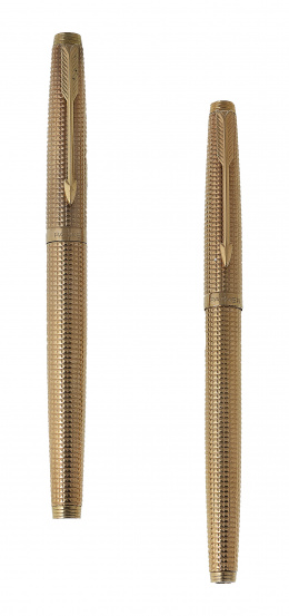 311.  Conjunto de pluma y bolígrafo PARKER plaqué or con decoración de punta de diamante