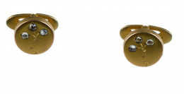 55.  Pareja de botones de pp. S. XX con trébol de zafiros blancos