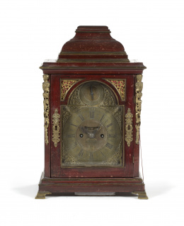 948.  Henry Thornton. Firmado: “Hen. Thornton” Reloj bracket en madera de roble lacada en rojo con aplicaciones de bronce dorado.London h. 1730