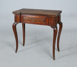 860.  Mesa juego en madera de nogal con marquetería de damero.Posiblemente trabajo italiano, S. XVIII