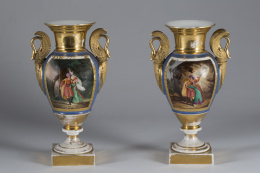 843.  Par de jarrones de porcelana esmaltada uno en azul y dorado  con cartelas de escenas galantes.París, S. XIX