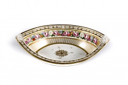 1089.  Fuente Carlos X de forma ojival de porcelana esmaltada y dorada con cenefa de rosas.París, h. 1825..