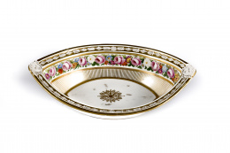 1089.  Fuente Carlos X de forma ojival de porcelana esmaltada y dorada con cenefa de rosas.París, h. 1825..