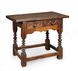 1034.  Mesa de madera de nogal tallado y patas de torneado lenticular.Trabajo español, S. XVII..