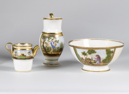 844.  Jofaina, palangana, cafetera en porcelana esmaltada con escenas de niños y dorado.Francia, segunda mitad s. XIX