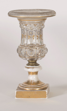 1184.  Copa con pie de porcelana de París asociado a ánfora de cristal tallado y dorado.Francia, s. XIX