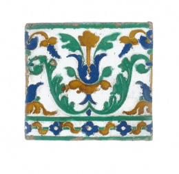 808.  Azulejo de cerámica con la técnica de arista viva, esmaltada en melado, verde y azul, con decoración vegetal.Triana, S. XVI