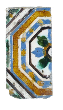 807.  Azulejo de cerámica con la técnica de arista viva, esmaltada en color melado, azul, verde y manganeso.Triana o Toledo, S. XVI.