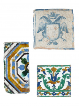416.  Azulejo de cerámica esmaltada en azul de cobalto con un águila bicéfala bajo corona.Trabajo aragonés, Teruel, pp. del S. XVI.