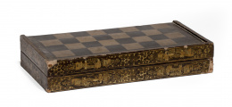 475.  Caja de “Backgammon” y damero de madera lacada y dorada, con escenas en cartelas de la vida cotidiana en el perímetro.Trabajo chino para la exportación, h. 1840 - 1850