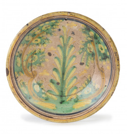 942.  Plato acuencado en cerámica esmaltada con decoración polícroma de la serie del pino.Puente del Arzobispo, S. XVIII.