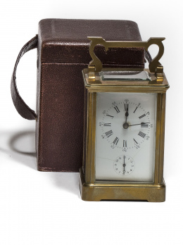 995.  Reloj despertador de carruaje en bronce.Suiza, S. XIX.