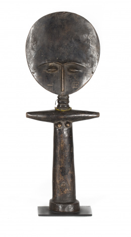 970.  “Ikenga” Escultura en madera tallada.Nigeria, etnia Igbo, ff. S. XIX