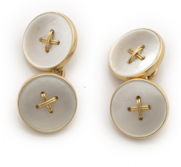 604.  Gemelos dobles de pp s. XX en oro de 18K, con círculos de nácar con aspa de oro simulando hilo.