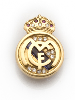 743.  Pin del Real Madrid en oro de 18K con rubíes y brillantes y banda interior de amatista.