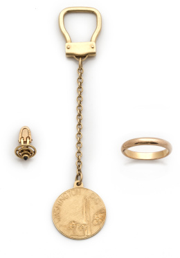 739.  Lote de llavero de Washington DC, alianza, y botón para camisa francés con cabuchón de zafiro central en oro de 18K.