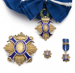 749.  Conjunto de 4 piezas de la Orden del Mérito Civil,en plata dorada y esmalte.
