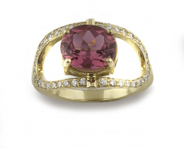 212.  Sortija con turmalina rubelita de 2,6 ct. y brillantes en los brazos separados de la montura
