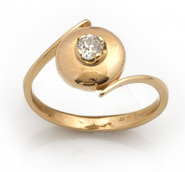 654.  Sortija con brillante de 0,20 ct en marco circular y montura de brazos asimétricos.