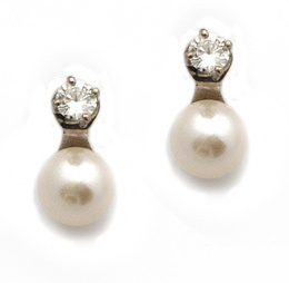 142.  Pendientes tu y yo con circonita y perla cultivada de 7 mm en oro blanco de 18K.