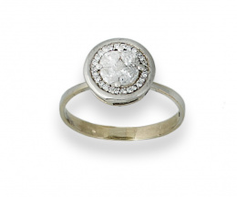 108.  Sortija con centro circular de diamantes talla navette y carré orlados de brillantes en oro blanco de 18K.