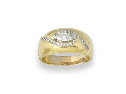 651.  Sortija de GREGORY con diamante navette de 0,40 ct entre dos líneas de brillantes.