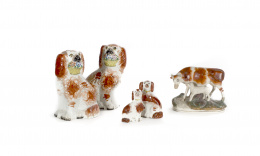 1054.  “Spaniels” en loza esmaltada con cestos de flores.Staffordshire, Inglaterra, S. XIX.