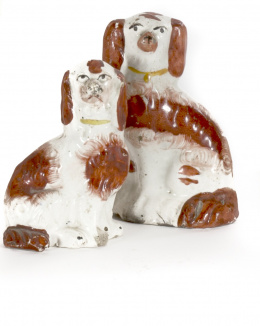 775.  “Spaniels” de loza esmaltada.Staffordshire, Inglaterra, S. XIX.