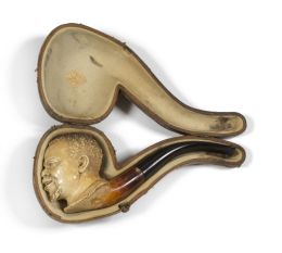 1001.  Pipa en espuma de mar y ébano, con cabeza masculina tallada.Alemania, finales del S. XIX - principios del S. XX.